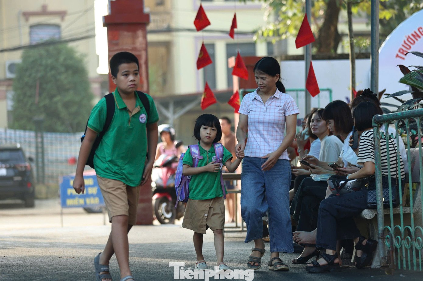 Học sinh Thái Nguyên vượt bùn lầy trở lại trường sau mưa lũ - 7