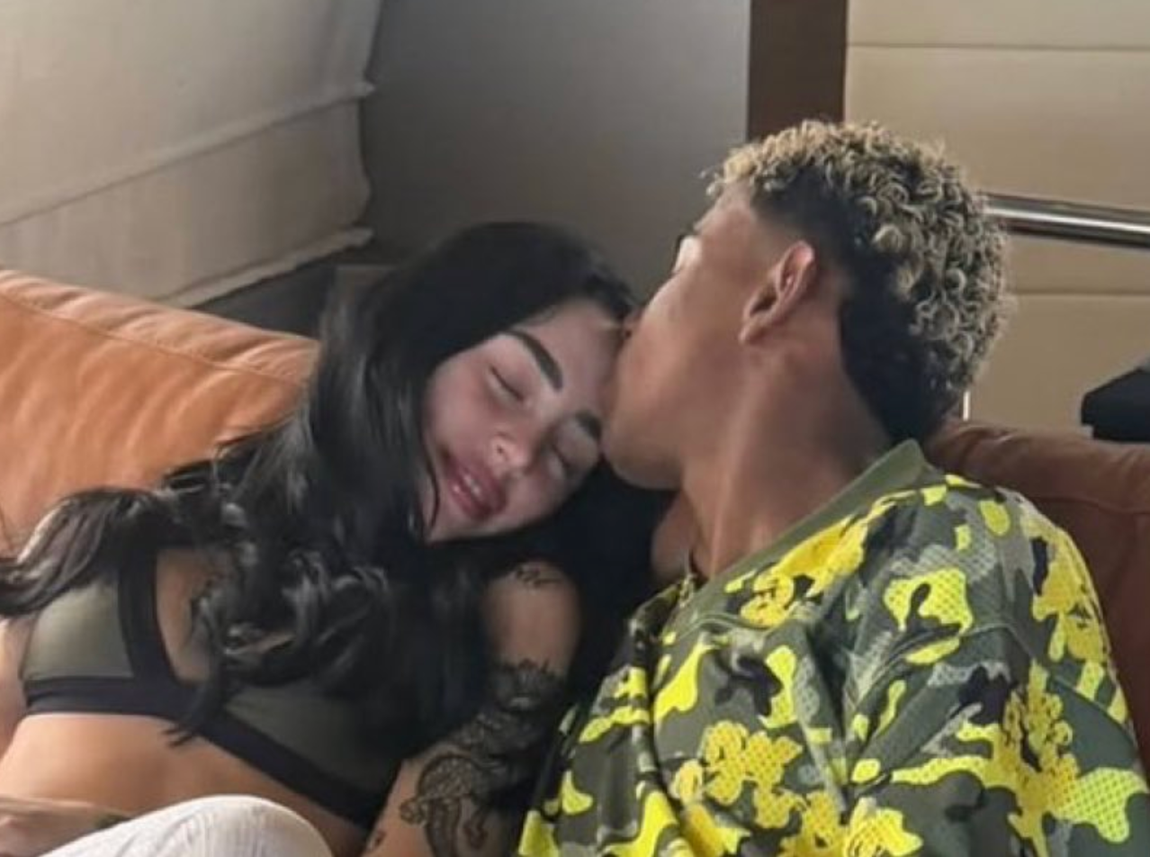 Khoảnh khắc Nicole và Yamal trong lần mới nhất bị bắt gặp hẹn hò. Đây là lúc Yamal tạm rời xa sân cỏ vì chấn thương. Các CĐV bắt đầu lo cho thần đồng bóng đá người Tây Ban Nha, khi việc say đắm vào tình yêu có thể khiến anh xao nhãng sự nghiệp, giống nhiều siêu sao bóng đá từng rơi vào vết xe đổ.