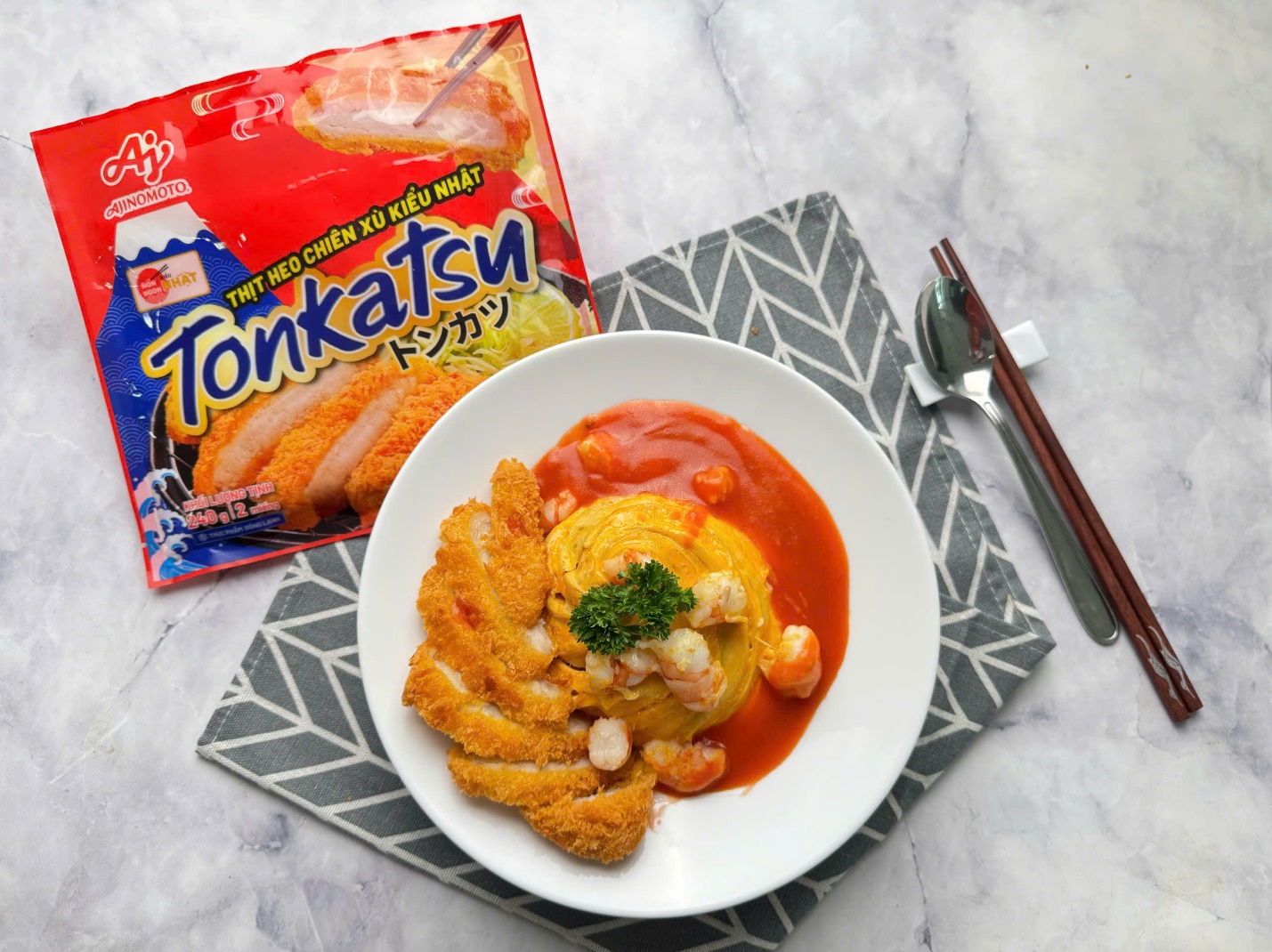 Thịt Heo Chiên Xù Kiểu Nhật Tonkatsu có thể được chế biến với đa dạng các món ăn.