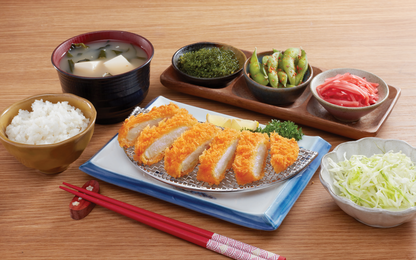 Người Nhật thường dùng tonkatsu ăn kèm với bắp cải bào, cơm trắng và súp miso.