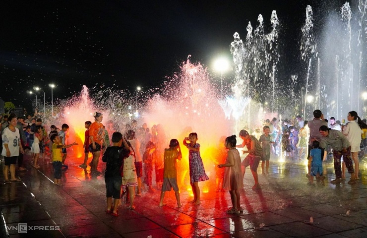 Quảng trường Phan Ngọc Hiển vào ban đêm với trình diễn nhạc nước, đèn nghệ thuật. Video clip: Chúc Ly