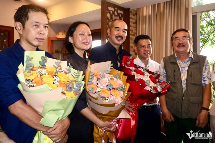 Các diễn viên Thái Hòa, Hồ Thu Anh và đạo diễn Bùi Thạc Chuyên (từ trái qua) nhận hoa chúc mừng. 