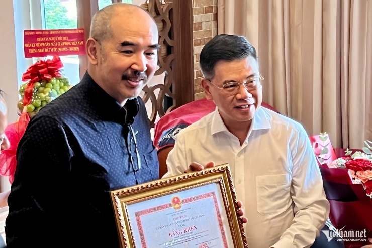 Phó Chủ tịch UBND TPHCM Nguyễn Văn Dũng trao tặng bằng khen của UBND thành phố đến đạo diễn Bùi Thạc Chuyên. 