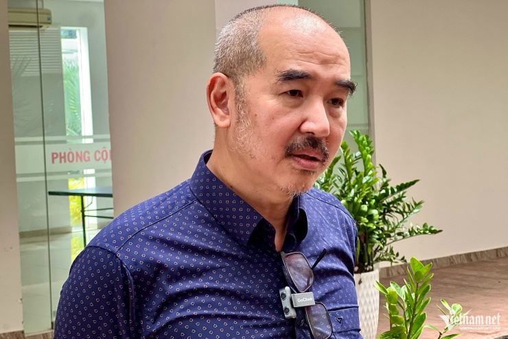 Đạo diễn Bùi Thạc Chuyên xúc động vì nhận phần thưởng ý nghĩa với tác phẩm "Địa đạo". 