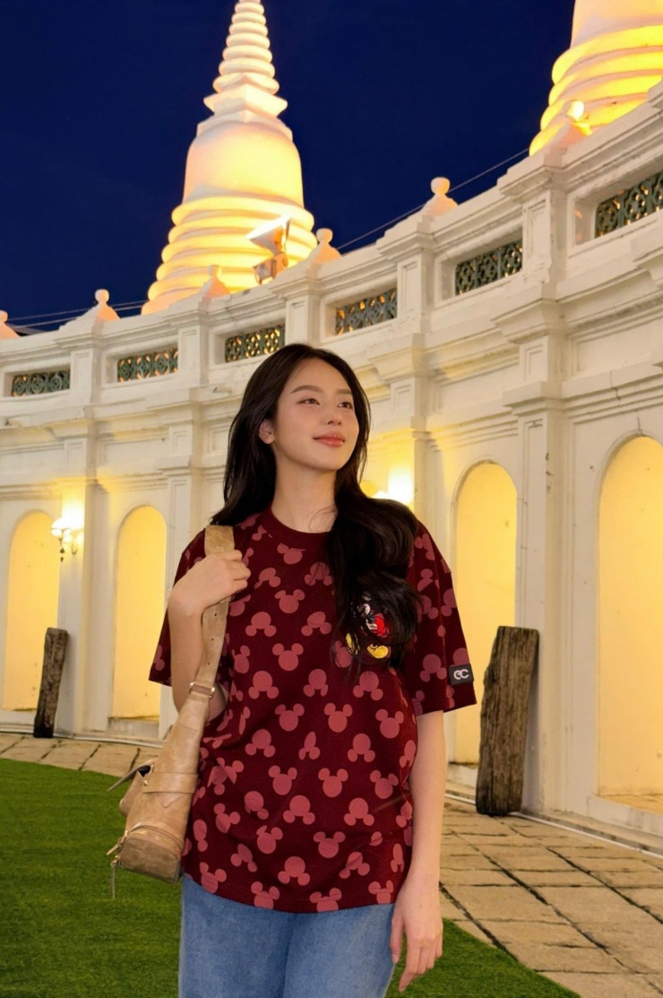 Hoa hậu Thanh Thủy diện trang phục giản dị, tranh thủ check-in cảnh đẹp ở Thái Lan.&nbsp;