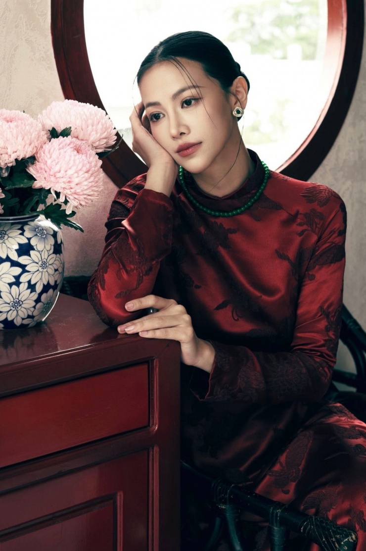 Hoa hậu Phương Khánh đẹp nền nã với áo dài truyền thống.&nbsp;