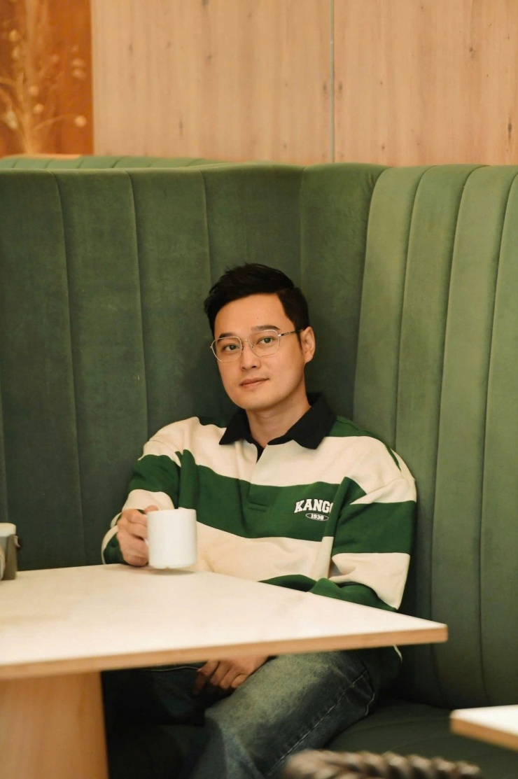 Ca sĩ Quang Vinh thảnh thơi thưởng thức ly cà phê tại Paris, Pháp.&nbsp;