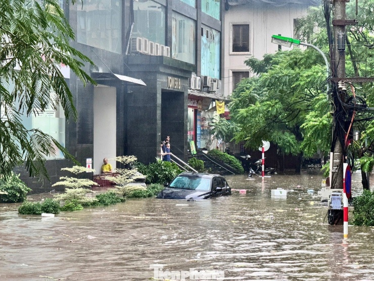 Hà Nội ngập tứ bề trong trận mưa lịch sử ngày 30/9. Ảnh: Duy Phạm - Trọng Tài - Dương Triều