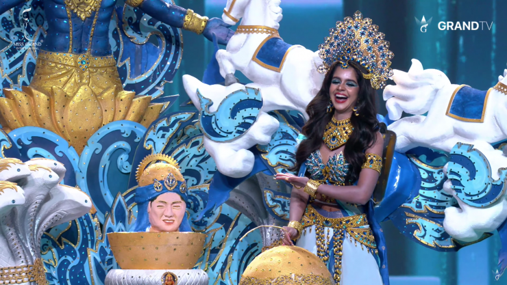 Đại diện Ấn Độ - Vishakha Kanwar khiến người hâm mộ khó hiểu khi mang hình ảnh Chủ tịch Miss Grand International – Nawat Itsaragrisil vào thiết kế trang phục dân tộc.