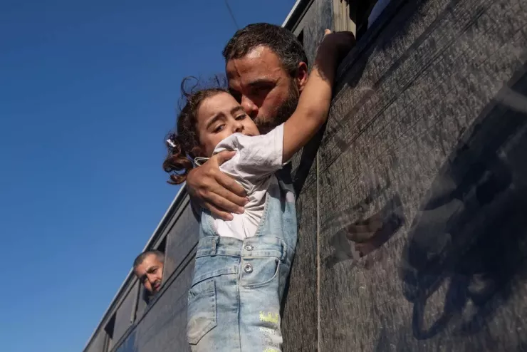 Tù nhân Palestine vui mừng trong ngày trở về. Ảnh: Haitham Imad/EPA