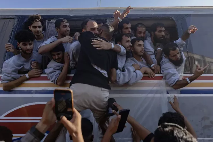Tù nhân Palestine trở về Dải Gaza ngày 13-10. Ảnh: THE NEW YORK TIMES