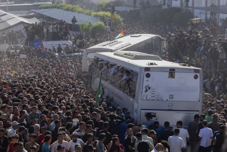 Đoàn xe chở tù nhân Palestine trở về Dải Gaza ngày 13-10. Ảnh: THE NEW YORK TIMES