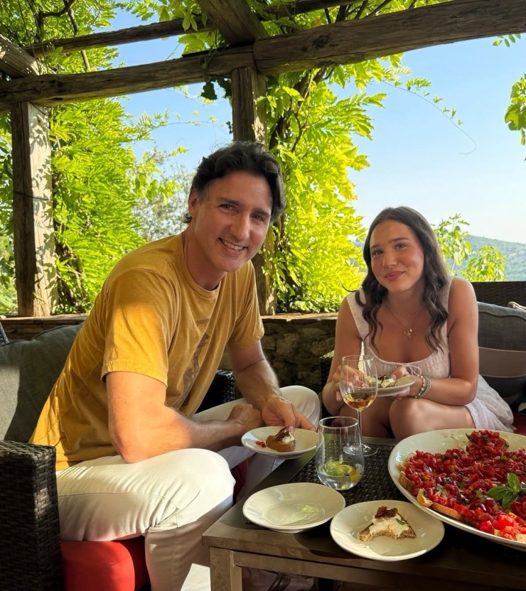 Trên trang cá nhân, ông Trudeau chia sẻ ảnh cùng con gái Ella-Grace đi du lịch Italy mùa hè năm nay. "Thích khám phá Rome, Siena, Florence và hồ Como với con bé", ông viết. Hai bố con mặc giản dị, tận hưởng bữa ăn ở khu vực gần hồ. Cựu thủ tướng Canada chọn áo phông và quần kaki, Ella-Grace diện váy búp bê.