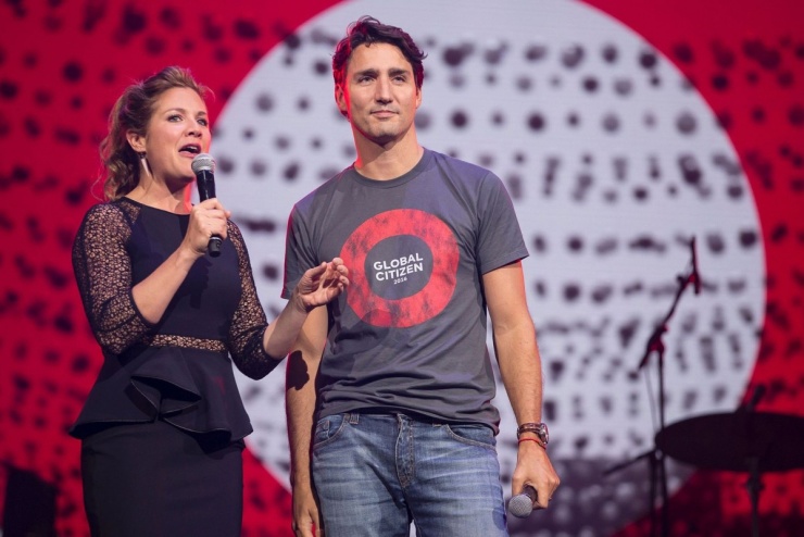 Trong một buổi hòa nhạc nhằm kêu gọi chấm dứt AIDS, lao và sốt rét tại Quebec, ông cũng chọn bộ cánh tương tự để thể hiện sự gần gũi, hòa đồng với người dân.