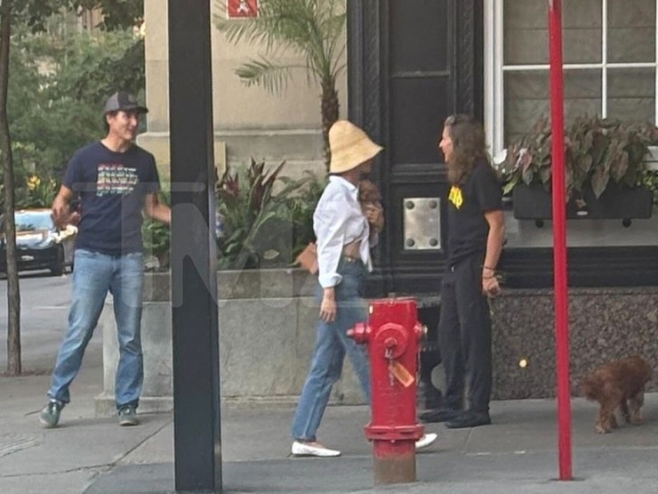 Đời thường, ông Justin Trudeau thường xuyên mặc áo phông phong phú đủ màu sắc, thiên về tông màu trung tính. Trong một lần đi dạo với Katy Perry (giữa) cuối tháng 7 tại công viên Mount Royal, Canada, ông phối áo họa tiết với quần jeans và sneakers. Cả hai được cho là đang hẹn hò và chưa xác nhận. Ảnh: TMZ