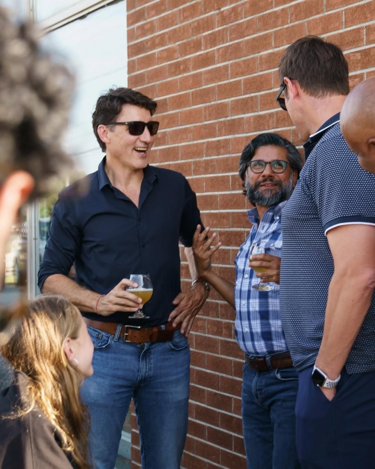 Với những sự kiện ngoài trời hay những buổi giao lưu với người địa phương, ông chọn sơ mi và quần jeans để xóa bỏ khoảng cách.