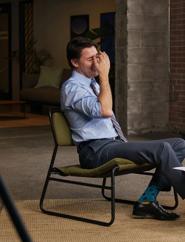 Nếu các chính trị gia khác thường thể hiện thông điệp chủ yếu qua cà vạt, cựu thủ tướng Canada lại dùng những đôi tất làm "vũ khí" ngoại giao sắc bén. Các chuyên gia thời trang của Vogue, New York Times bình luận đó là cách làm thông minh. So với cà vạt, tất thể hiện sự tinh tế hơn, vì không gây mất tập trung mà vẫn đủ để người đối diện phải chú ý.