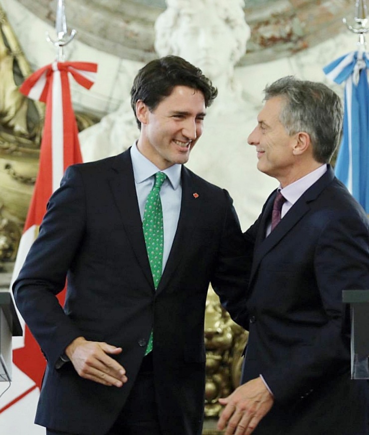 GQ nhận xét khi mặc suit, ông Trudeau vẫn toát lên tinh thần tươi vui, trẻ trung nhờ cách chọn cà vạt sáng màu với các tông lạ mắt ít người dám dùng.