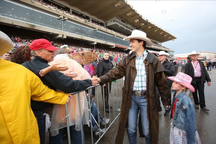 Theo Tatler, ông là người có gu mặc linh hoạt, đa dạng và thanh lịch, không giới hạn bản thân ở những thiết kế truyền thống như suit. Tới xem thi cưỡi bò tót ở Calgary Stampede năm 2016, ông diện phong cách cao bồi với mũ phớt, trench coat da nâu và thắt lưng Concho đặc trưng.