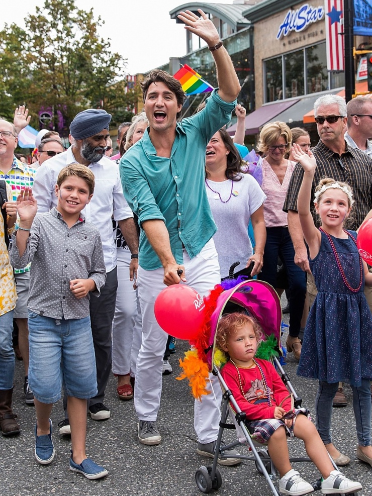 Khác với nhiều chính trị gia, ông Justin Trudeau không có nhiều đồng hồ. Một trong hai chiếc ông đeo nhiều nhất là IWC Portuguese Regulateur của Thụy Sĩ với dây đeo da màu nâu cổ điển, giá khoảng 9.000 USD (237 triệu đồng).
