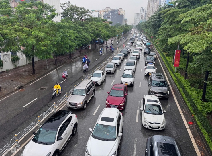 Ôtô xếp hàng dài trên đường Võ Chí Công. Ảnh: Anh Phú