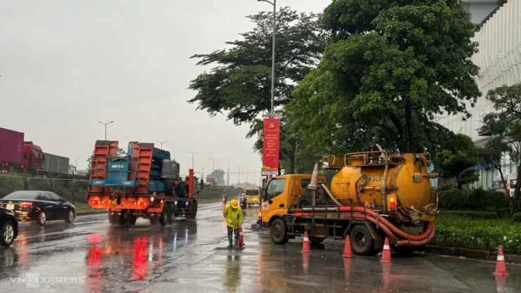 Công ty thoát nước ưngd trực tại đường Đỗ Mười (khu đô thị Gamuda). Ảnh: Võ Hải