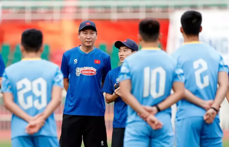 HLV Kim Sang-sik luôn nhắc nhở các học trò không chủ quan ở lần thứ hai tiếp Nepal. Ảnh: CCT.
