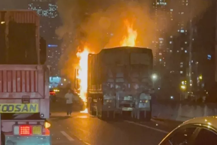 Ô tô đầu kéo bốc cháy dữ dội, tài xế kịp rời khỏi cabin.