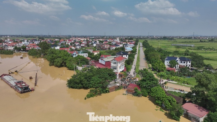 Nước lũ sông Cầu dâng cao mấp mé bờ đê tại xã Xuân Cẩm sau bão số 11. Ảnh: Nguyễn Thắng