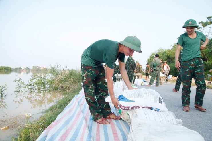 Bộ đội đắp đê sông Cầu ở xã Xuân Cẩm. Ảnh: Nguyễn Thắng