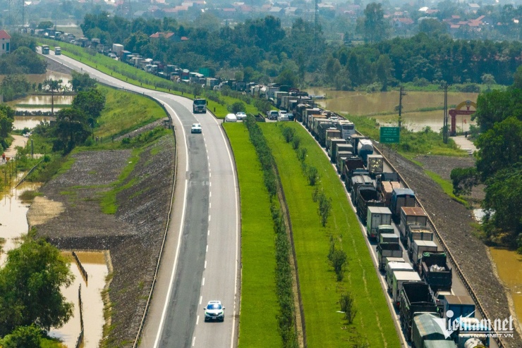 Rời vùng lũ Thái Nguyên, tài xế ô tô gặp cảnh 'thêm một lần đau' trên cao tốc - 8