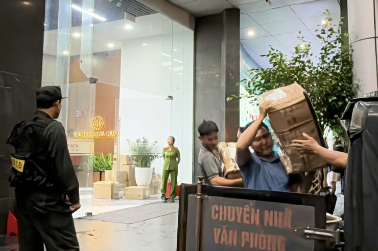 Nhiều thùng đồ được cảnh sát niêm phong, di chuyển khỏi số 18 Tam Trinh.