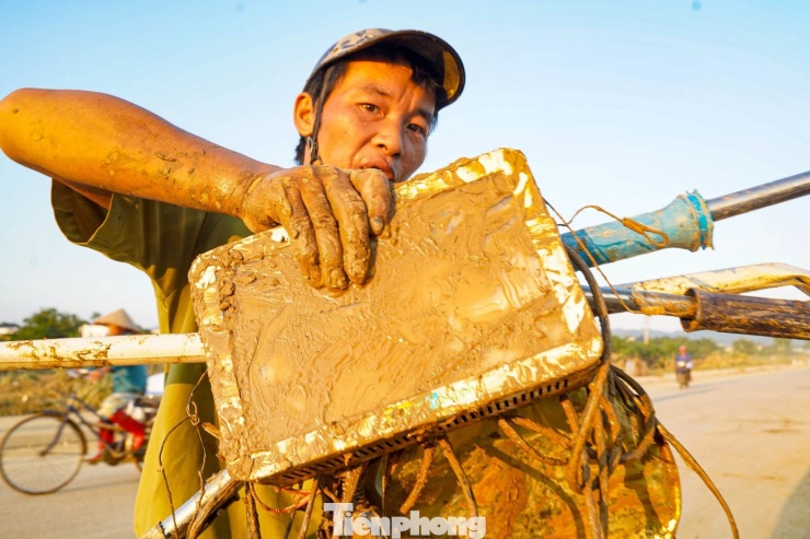 Người Thái Nguyên mỏi mắt ‘bới rác’ tìm đồ đạc sau lũ - 6