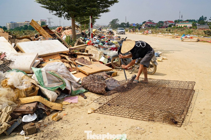 Người Thái Nguyên mỏi mắt ‘bới rác’ tìm đồ đạc sau lũ - 10