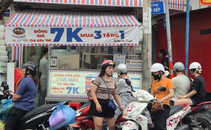 Một thời điểm đông đúc của quán trà sữa siêu rẻ