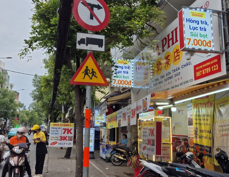 7.000 đồng/ly, 3 ly tặng 1 ly, giá chỉ còn hơn 5.000 đồng/ly