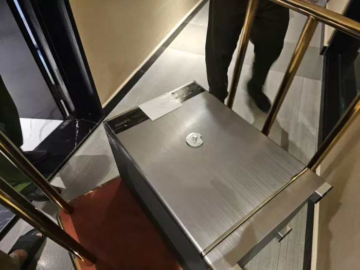 Công an niêm phong, thu giữ két sắt để phục vụ công tác điều tra.