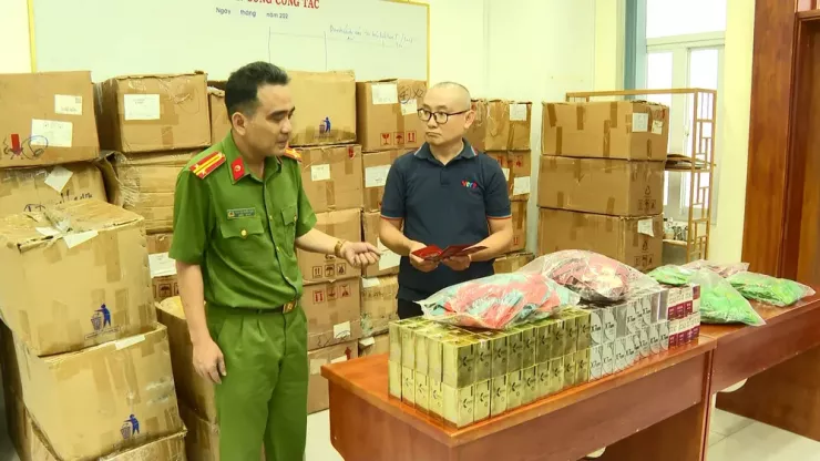 Công an kiểm đếm các tang vật liên quan đến hành vi của Ngân 98. Ảnh: HT