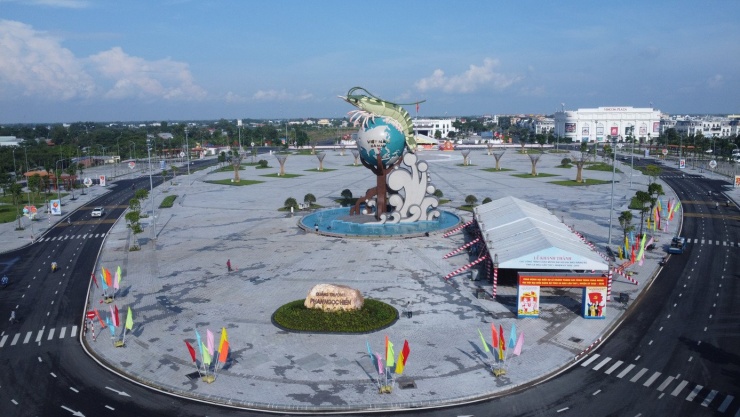 Hình ảnh con tôm khổng lồ đặt giữa quảng trường Phan Ngọc Hiển, Cà Mau, công trình chào mừng Đại hội Đảng bộ tỉnh Cà Mau nhiệm kỳ 2025 - 2030.