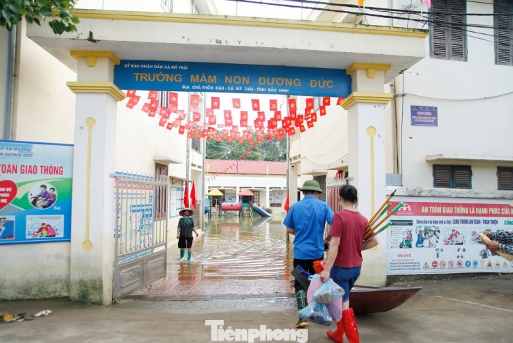 Cô giáo Bắc Ninh bì bõm lội nước dọn bùn đất chờ đón trẻ đến trường - 2