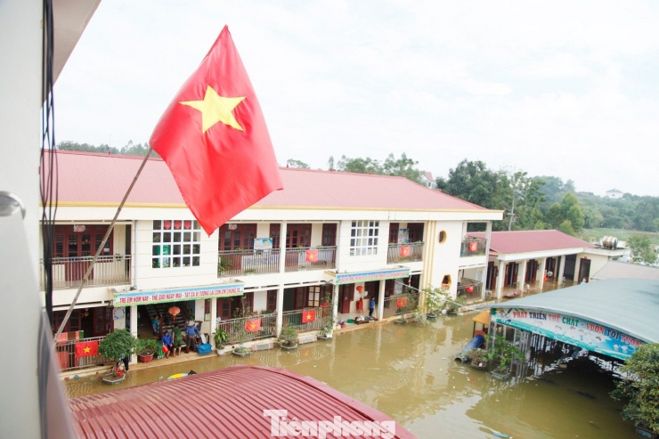 Cô giáo Bắc Ninh bì bõm lội nước dọn bùn đất chờ đón trẻ đến trường - 3