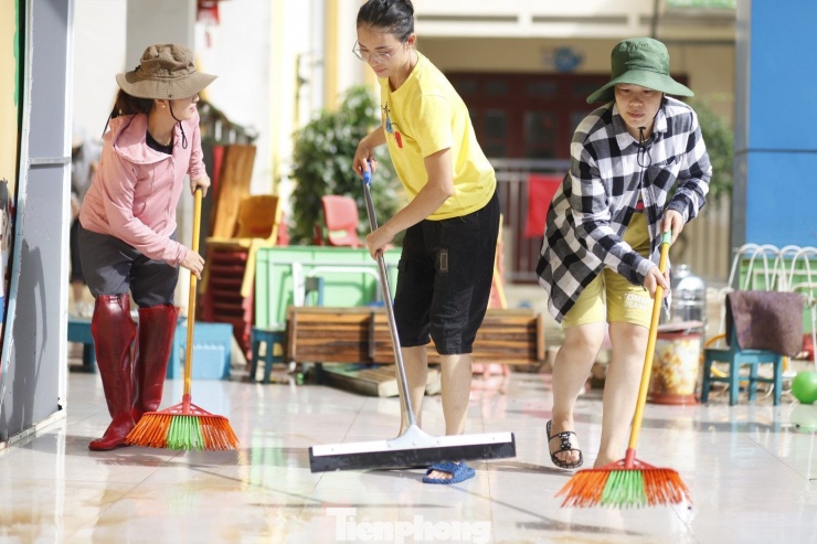 Cô giáo Bắc Ninh bì bõm lội nước dọn bùn đất chờ đón trẻ đến trường - 8