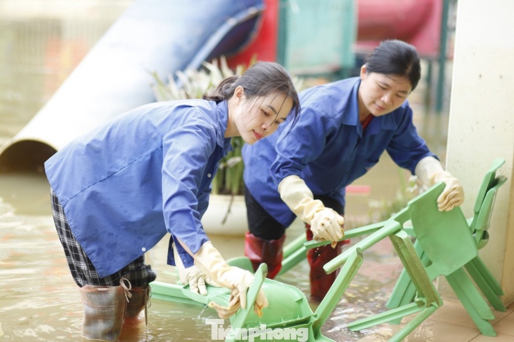 Cô giáo Bắc Ninh bì bõm lội nước dọn bùn đất chờ đón trẻ đến trường - 12