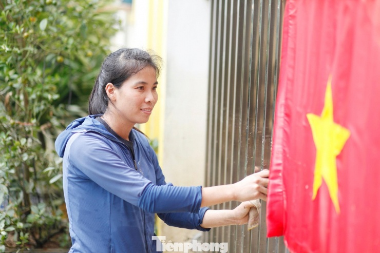 Cô giáo lau chùi sạch sẽ để đón các em đến trường. Ảnh: Nguyễn Thắng