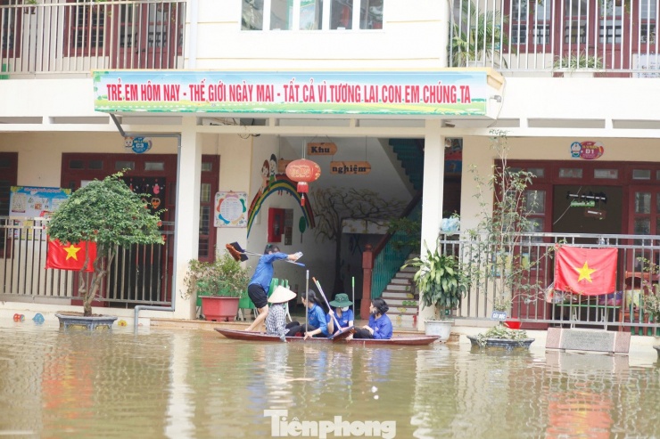 Cô giáo Bắc Ninh bì bõm lội nước dọn bùn đất chờ đón trẻ đến trường - 16