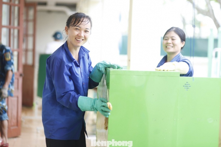 Dù vất vả, nhưng các cô giáo vẫn hăng say dọn dẹp vệ sinh chuẩn bị đón các em đến trường sau lũ. Ảnh: Nguyễn Thắng