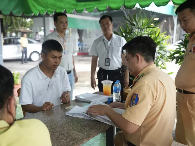 Các loại phí, lệ phí trong dự thảo giống với quy định hiện hành, chỉ thay đổi các hạng giấy phép lái xe để phù hợp với luật. Ảnh: THY NHUNG