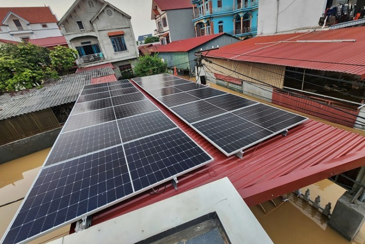 Một gia đình ở Bắc Ninh lắp điện mặt trời, mời bà con vào dùng miễn phí ngày lũ