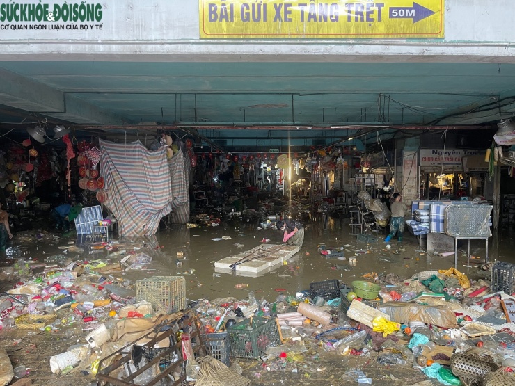 Ngày 14/10, tầng trệt chợ Thái vẫn ngập ngụa nước lũ.