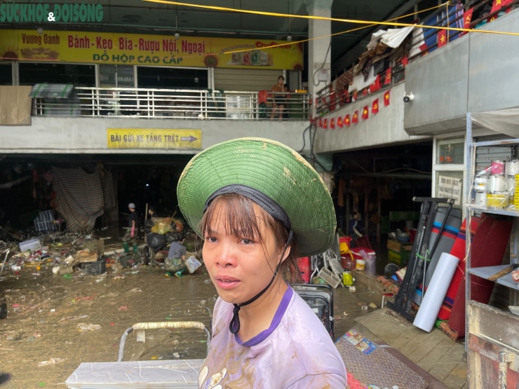 Chị Đoàn Thị Loan rơi nước mắt khi kể về những gì đã mất do nước lũ.